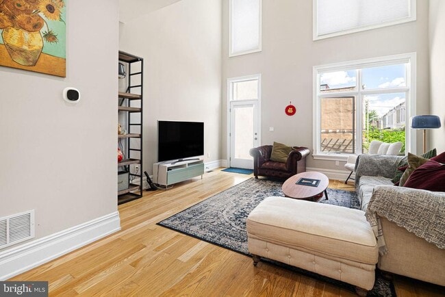Photo - 2525 Brown St