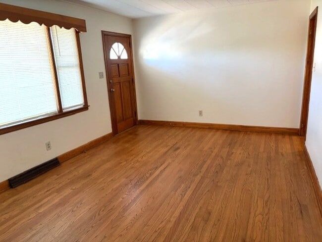 Photo - ~~ Cute 2-bedroom Brick Ranch located in Elon ~~