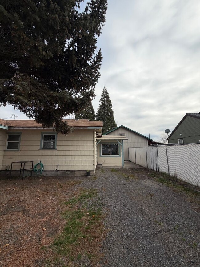 Photo - 7 minutes to Sky Lakes Medical Center and Oregon Tech ~Newly renovated 3 bedroom, 1 bath house wi...