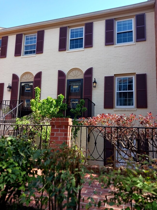 Building Photo - 1670 Beekman Pl NW