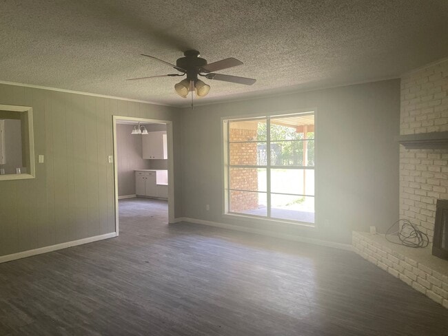 Photo - 3/2/2 SHISD Fenced Yard and Pet Friendly