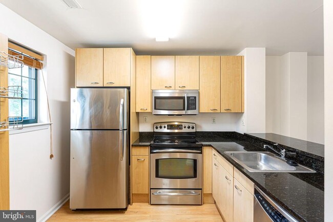 Building Photo - 2 Leverington Ave Unit 38