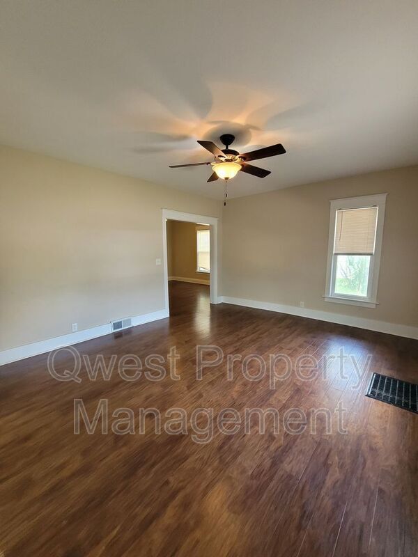 Photo - 932 Crescent St NE