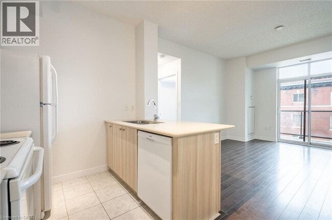 Photo - 90 Charlton Ave W Unit 308