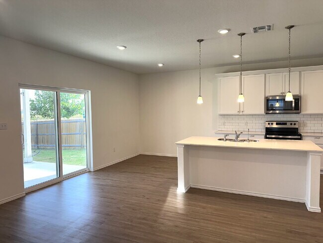 Spacious 4 Bed/2.5 Bath in Seguin with Easy I-10 Access