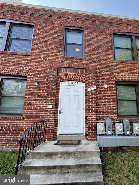 Building Photo - 2021 E St NE Unit 4
