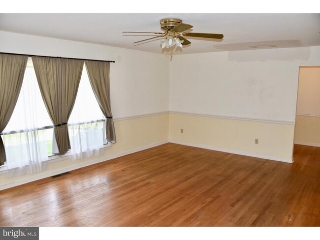 Photo - 911 Grings Hill Rd