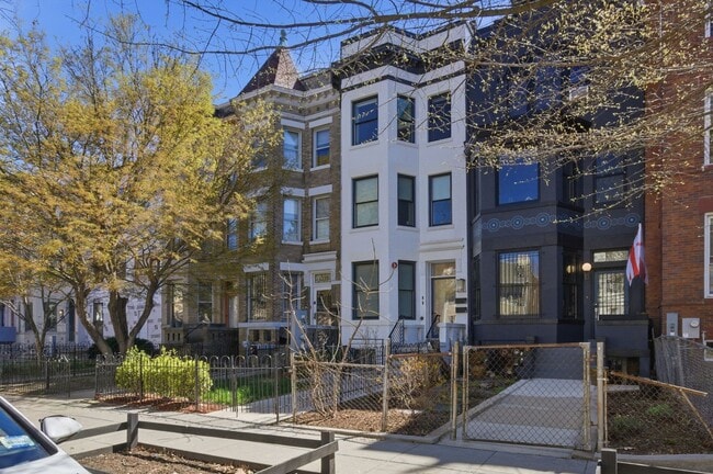 Building Photo - Stunning Fully Renovated Two Bedroom 1,100 Square Feet Condo in Columbia Heights