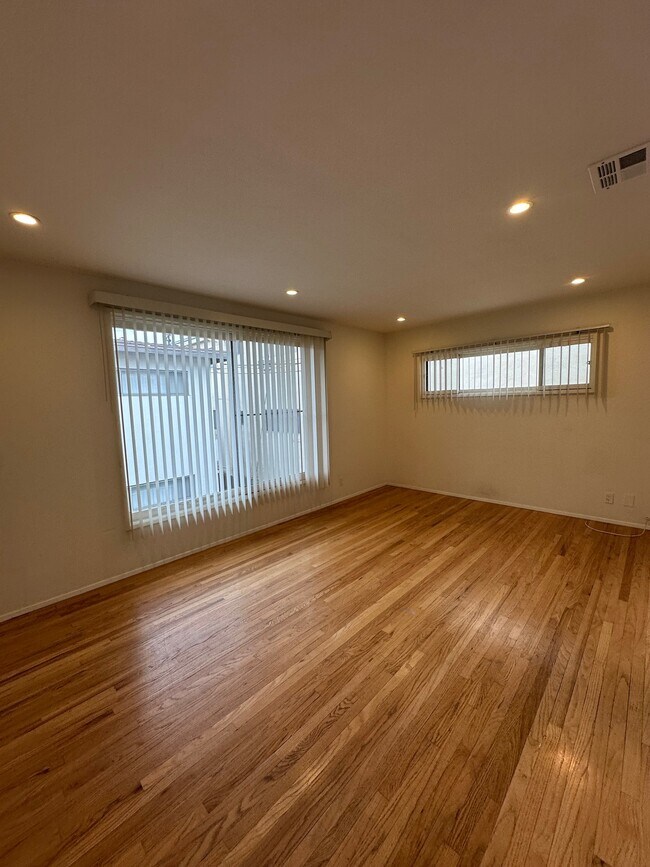 Dormitorio - 1212 N Formosa Ave