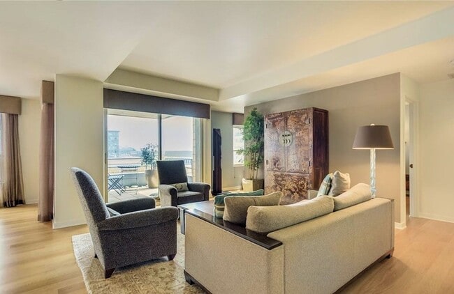 Photo - Spacious condo at the iconic Watermark Towers