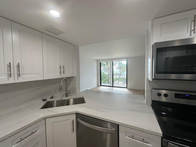 2625 Collins Ave Unit 411