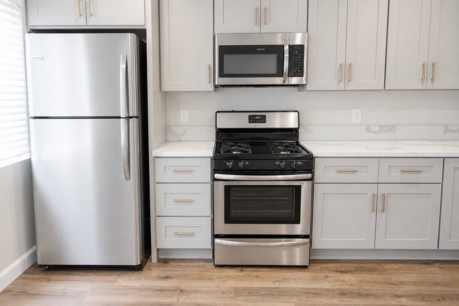 Photo - Remodeled Spacious 2BR/2BA in NoHo – Quiet 2nd Floor, Central A/C, 2 Parking Spaces Unidad 11441 Oxnard St Apt 21