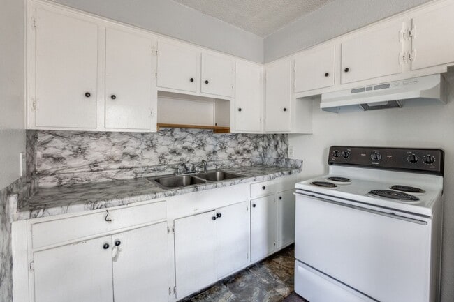 Building Photo - Museum District Gem: Cozy Retreat in a Vibrant Urban Oasis! Unit 14