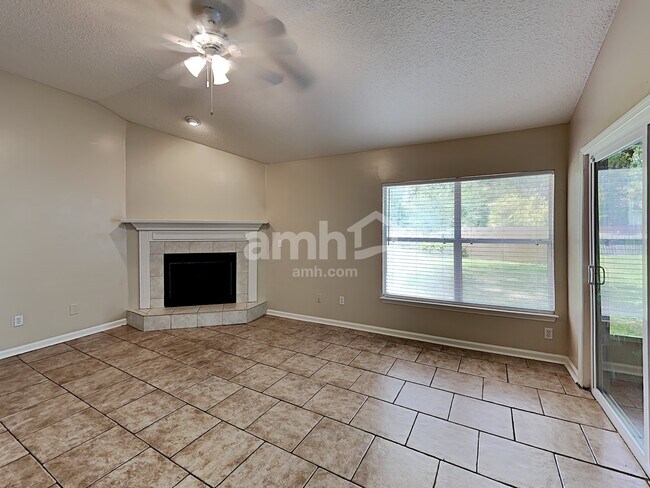 Photo - 570 Lady Lake Rd W