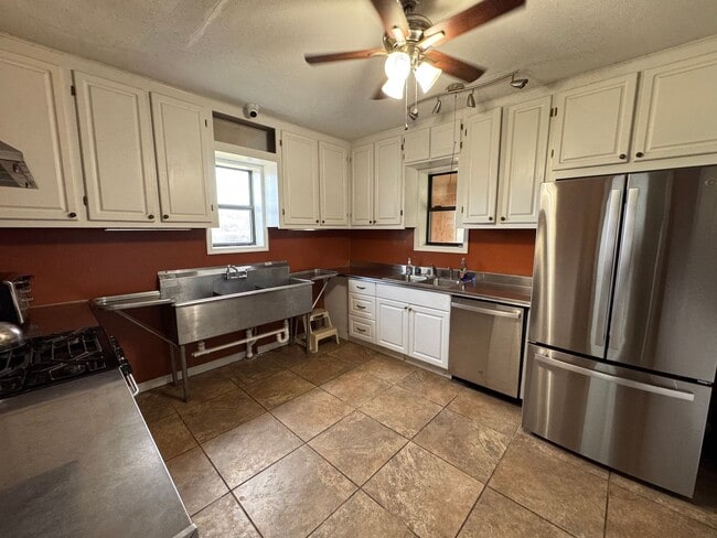 Photo - Spacious (Almost 3,000 sq ft) 6 Bedroom, 3 Bath Furnished Home – Live Oak, FL