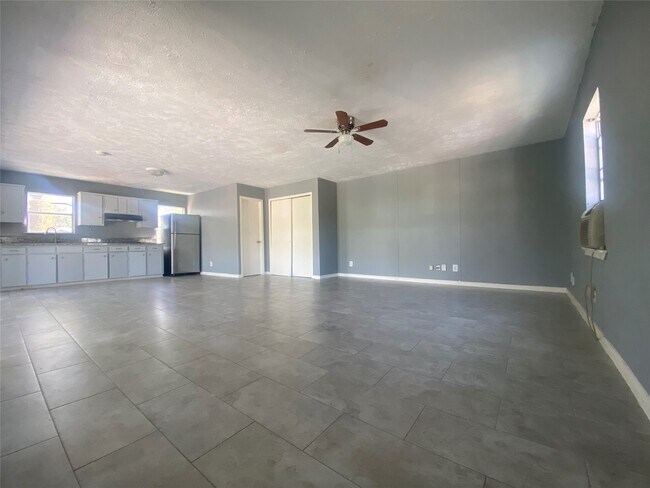 Photo - 8220 Glenview Dr