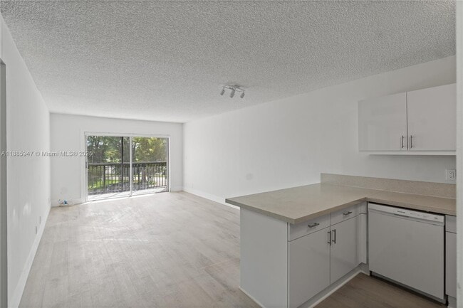 Building Photo - 8005 Lake Dr Unit 302