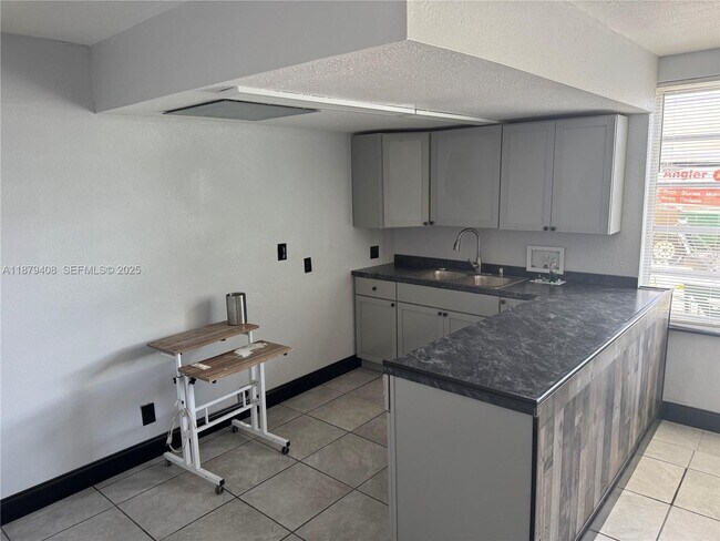 Photo - 2435 N Dixie Hwy Unidad A2