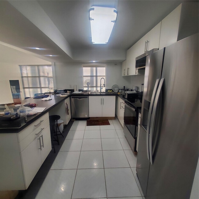 Building Photo - 800 Parkview Dr Unit 103