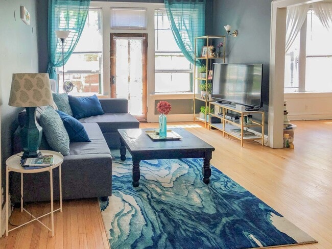 Building Photo - 428 W Surf St Unit 1H