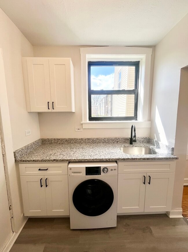 Photo - 1329 N Lorel Ave Unit 1W