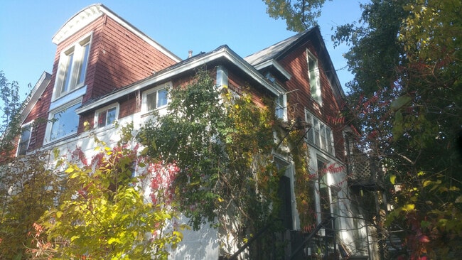 Historic Carriage House Private Yard Parking - 303 Ridgewood Ave