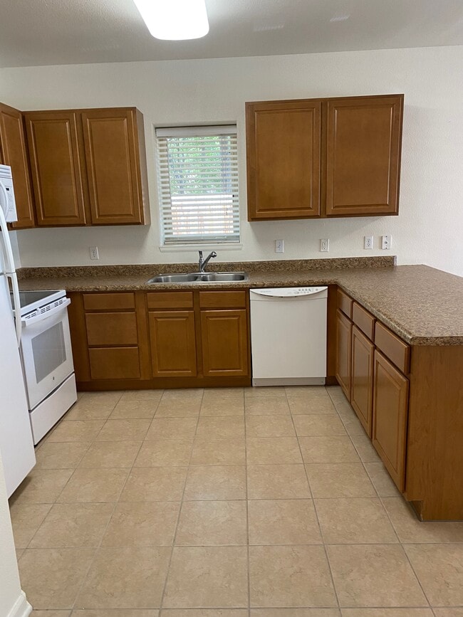 Building Photo - 1212 Walnut Ave Unit #2