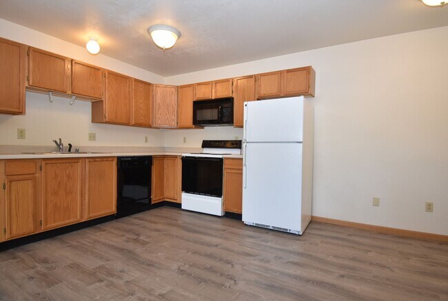 Photo - Beautiful 2 bedroom apartment with attache... Unidad C