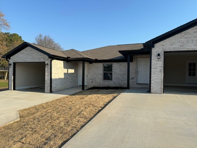 Building Photo - 100 E Crestview Dr Unit B Rental