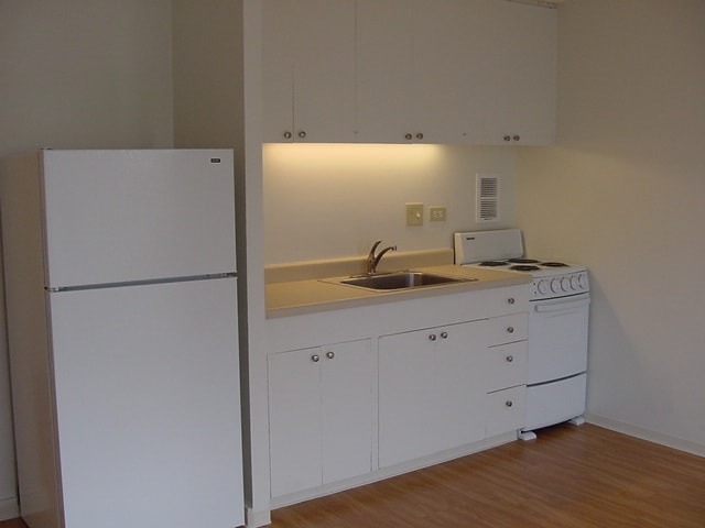Photo - Holiday Manor studio, secured building, laminate wood flooring!