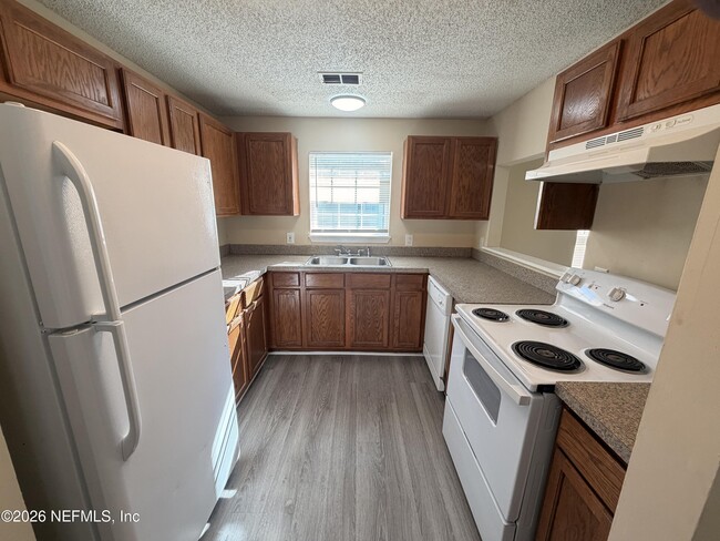 Photo - 747 Broxton St
