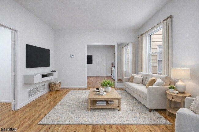 Building Photo - 552 Franklin St Unit 1