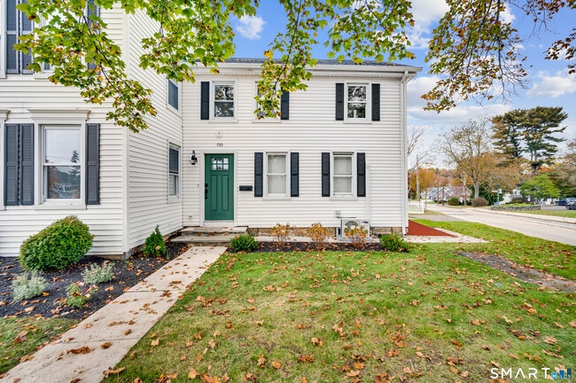 Building Photo - 736 Main St