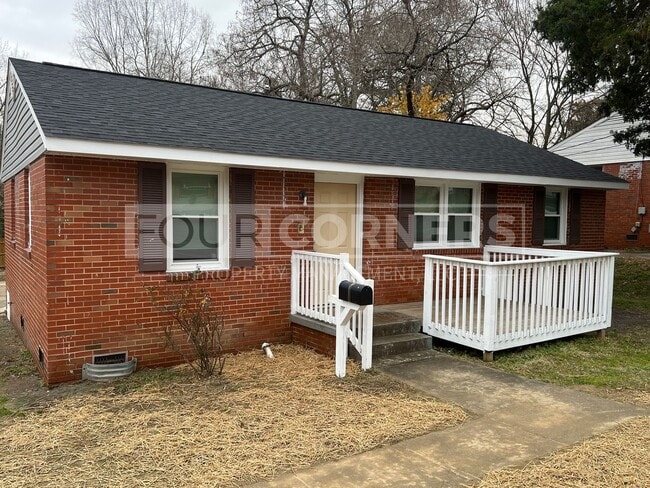 Building Photo - Spacious 3 Bedroom 1.5 Bath House