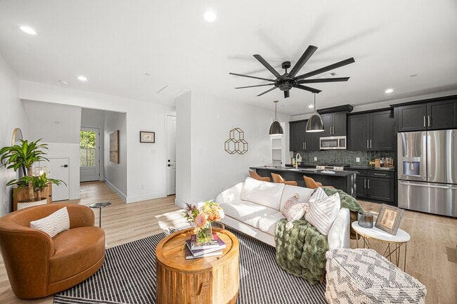 Building Photo - 4611 Dewberry St