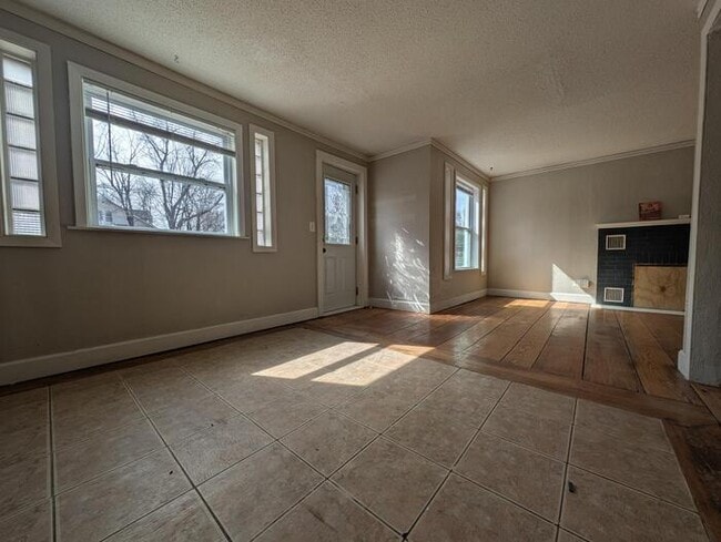 Photo - 140 Park St E