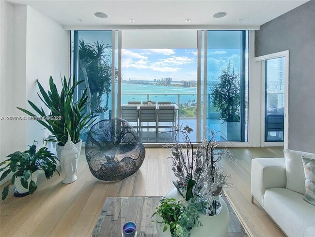 Building Photo - 2020 N Bayshore Dr Unit 1606