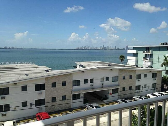 Building Photo - 1801 S Treasure Dr Unit 525