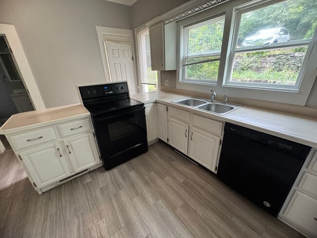 Photo - 4 bedroom, 2 bath house in Davenport