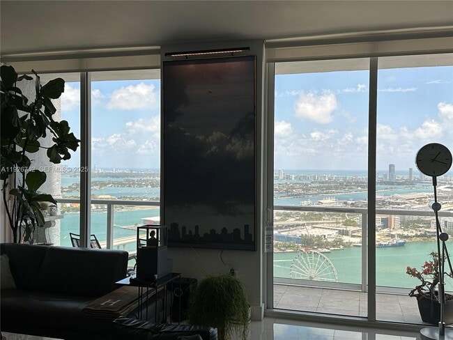 Photo - 253 NE 2nd St Unidad 4407