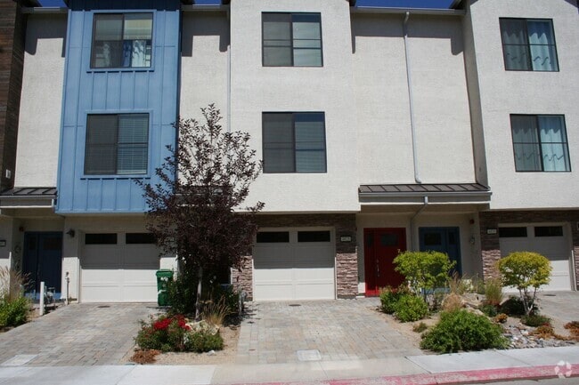 Building Photo - Near UNR/3 Bed Condo