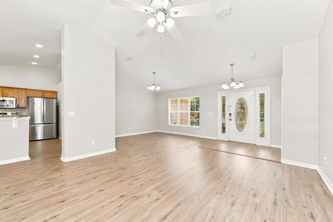 35221 W Griffin Dr