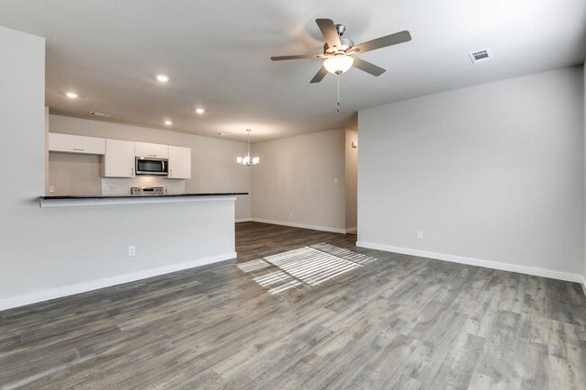 Photo - 653 Blackland dr