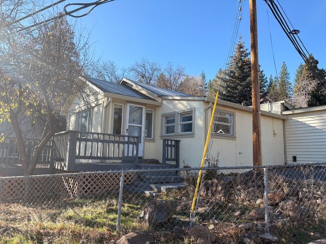 Building Photo - 220 N Pine St