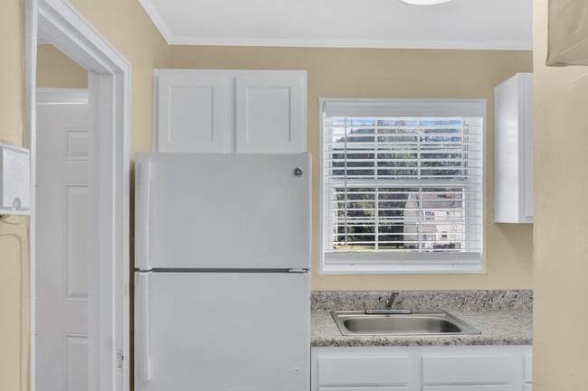 Photo - Colonial Court Apartments