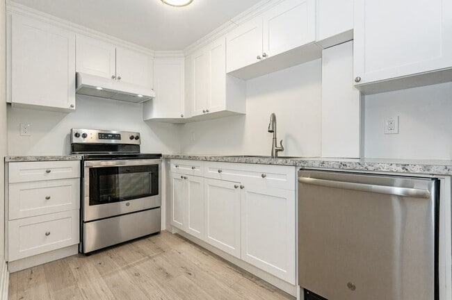 Building Photo - 16 Young St Unit Lower