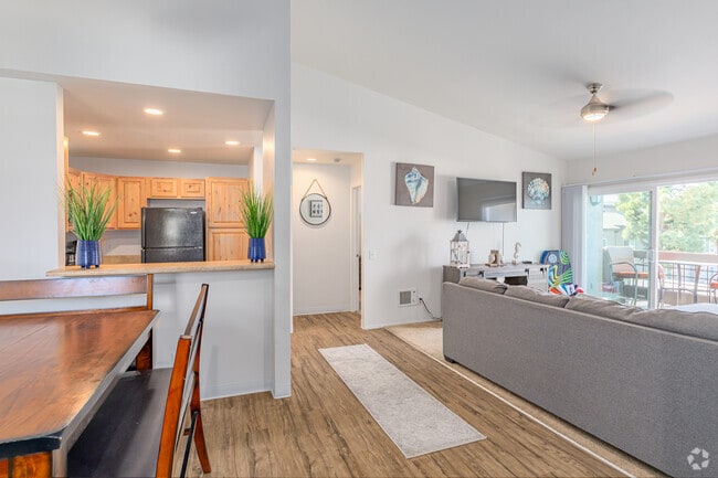 2BR, 2BA - 884SF