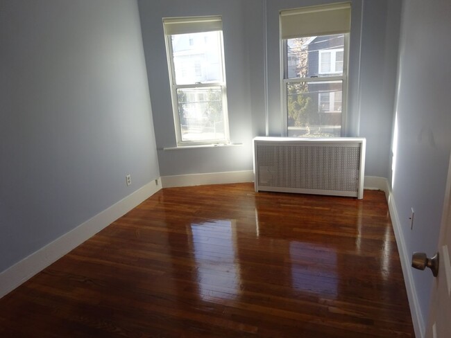 Photo - Pes Friendly, Large Unit, Laundry on a Site, Parking for Rent