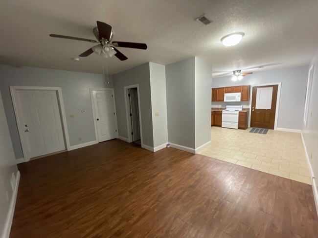 Building Photo - 3 large bedrooms with large closets & 2 fu... Rental