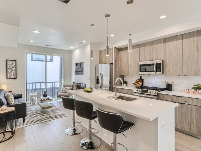 Building Photo - 1920 Hooker St Unit 5